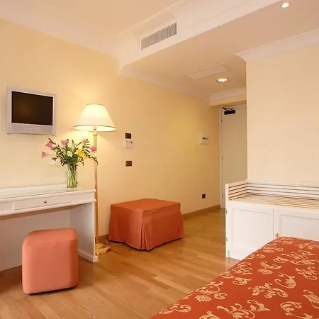 Hotel Castel Gandolfo מלון 4*