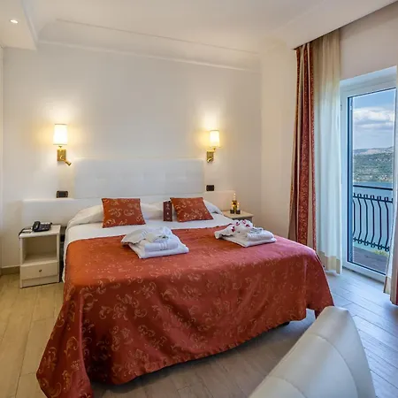 מלון Hotel Castel Gandolfo