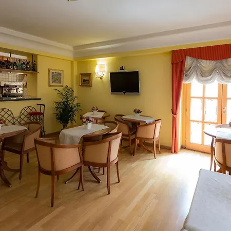 Hotel Castel Gandolfo מלון 4*